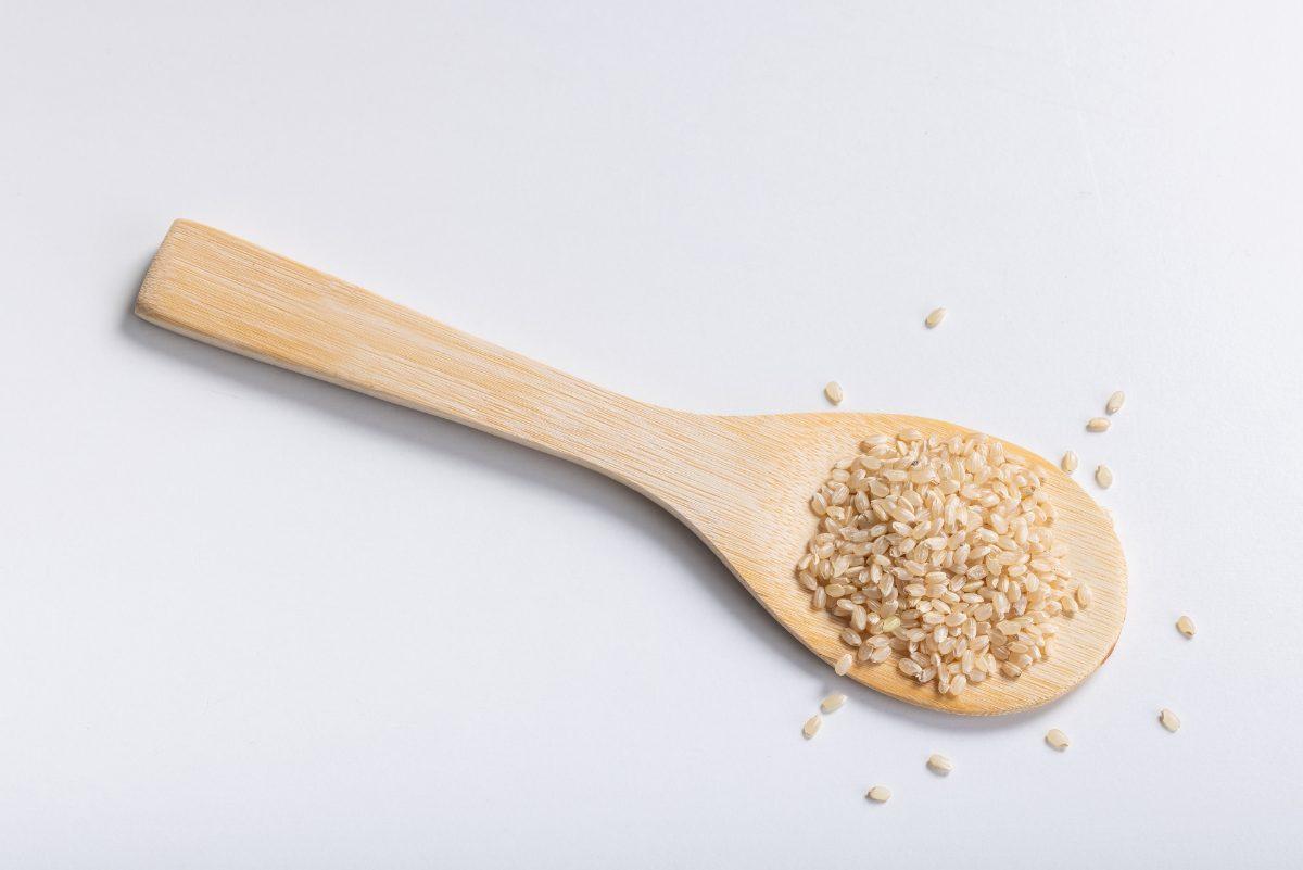 ホワイトニング後の玄米は着色の原因？歯の美しさを保つ食事と予防対策